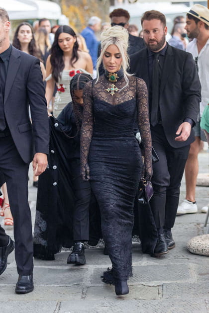 Kim Kardashian arrive &agrave; la r&eacute;ception de mariage de sa s&oelig;ur, Kourtney Kardashian, le 22&nbsp;mai
