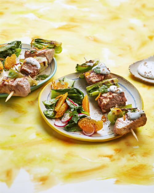 Brochettes de veau grillées pak choi sauce au fromage bleu orange