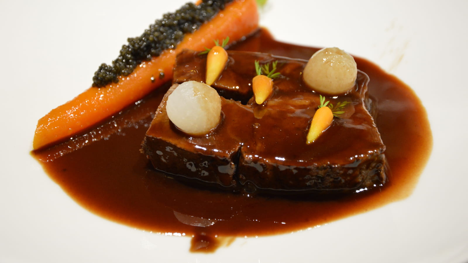 Paleron de boeuf confit, carotte fondante orange, cumin, Caviar Akitania Réserve, sauce vigneronne