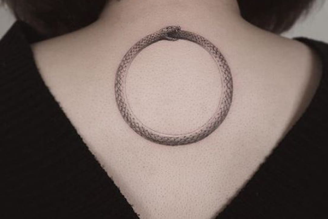 Cercle de serpent dans le dos