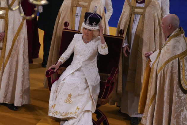 Camilla et sa lourde couronne de reine