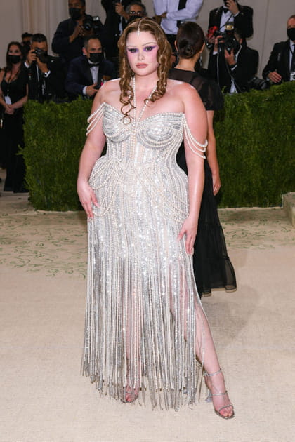 Barbie Ferreira en robe à perles Jonathan Simkhai