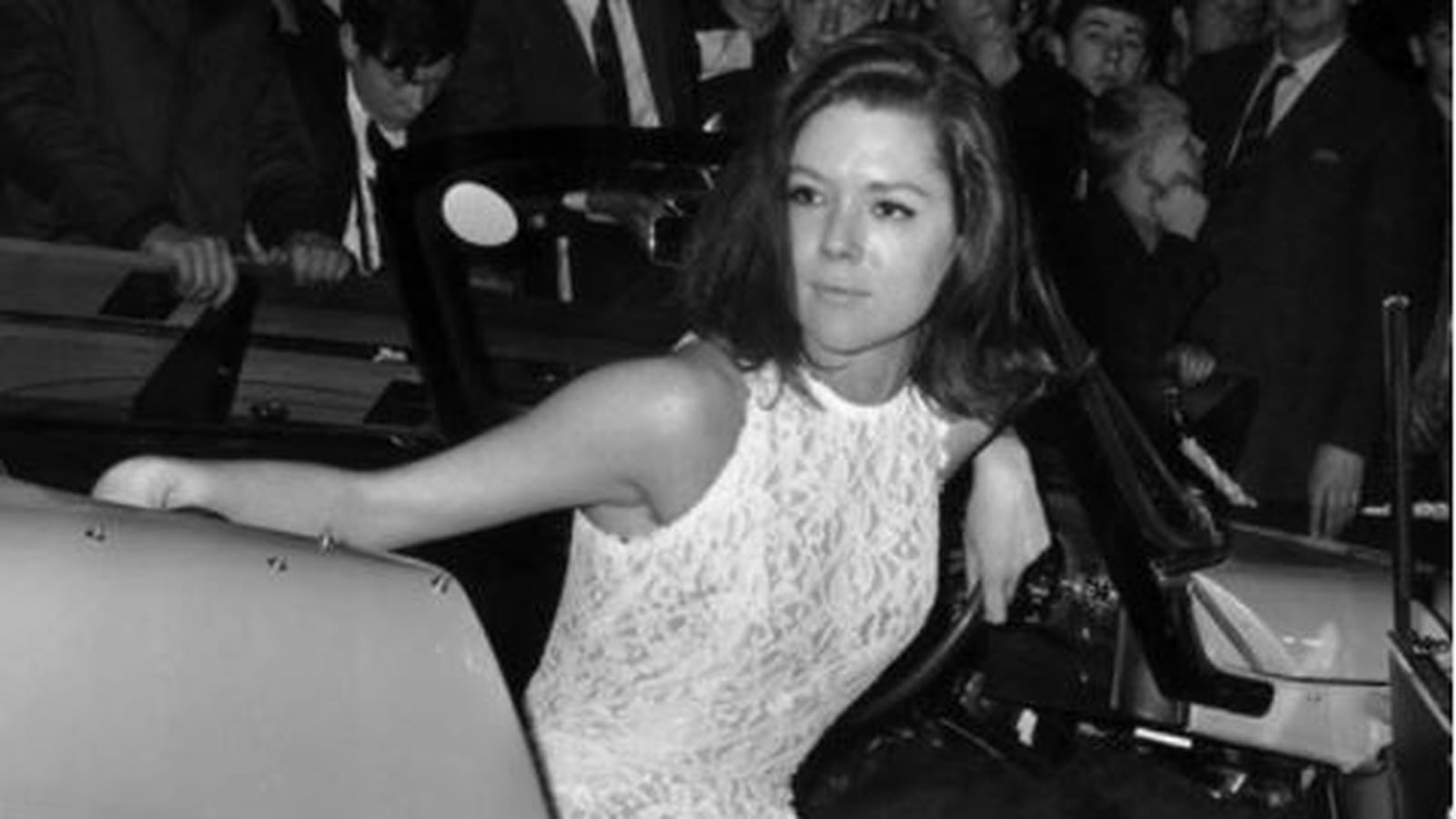 Diana Rigg et le croisé de jambes  