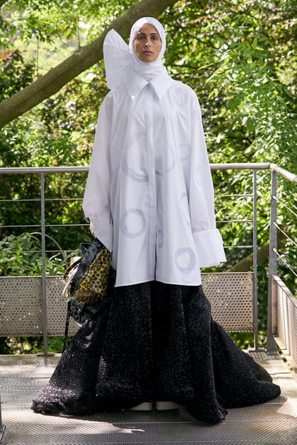 Chemise blanche oversize et jupe paillet&eacute;e aper&ccedil;ues sur le d&eacute;fil&eacute; AZ Factory Couture