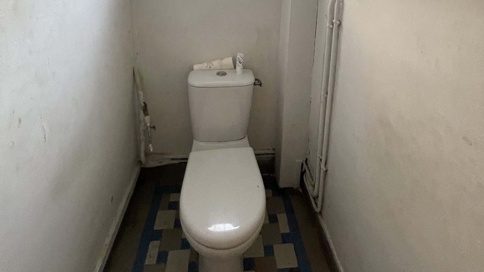 Cabinet de toilettes avant