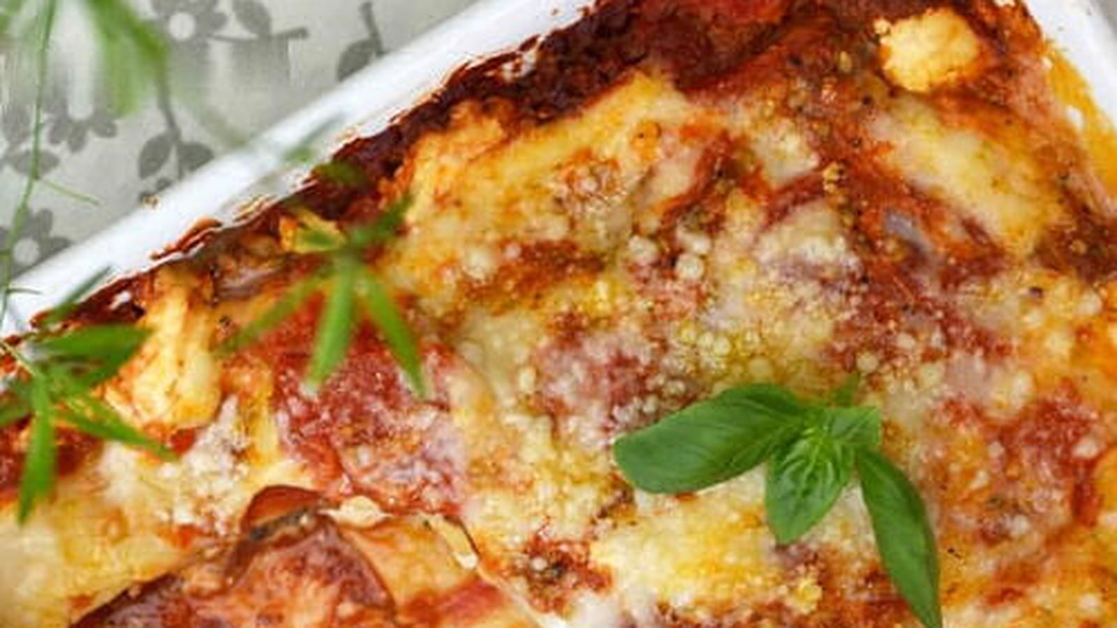 Lasagnes aux tomates fraîches, sardines, feta et basilic