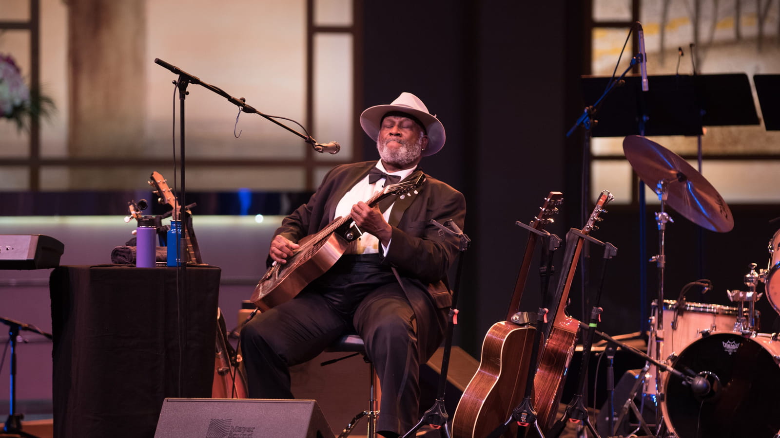 Prestation de Taj Mahal, bluesman américain