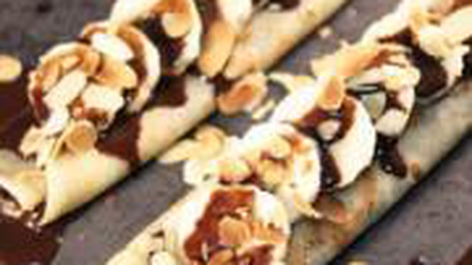 Crêpes sauce chocolat, bananes et amandes effilées