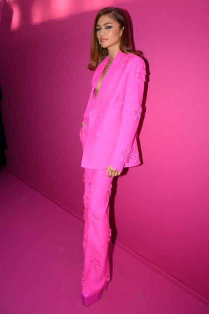 Zendaya en costume fuchsia Valentino