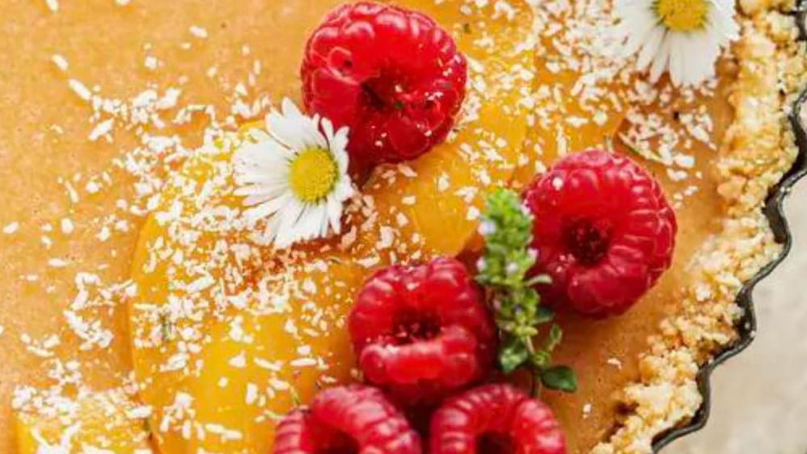Tarte crue pêches et confiture de fraise