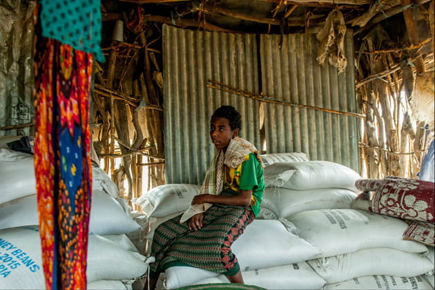 Un enfant sur les provisions
