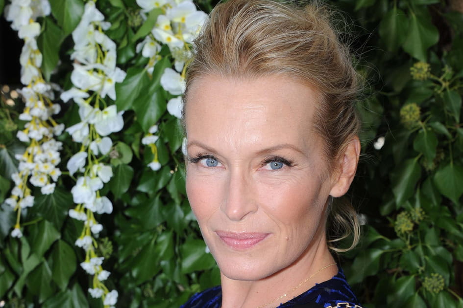 Estelle Lef&eacute;bure, chic avec son chignon coque