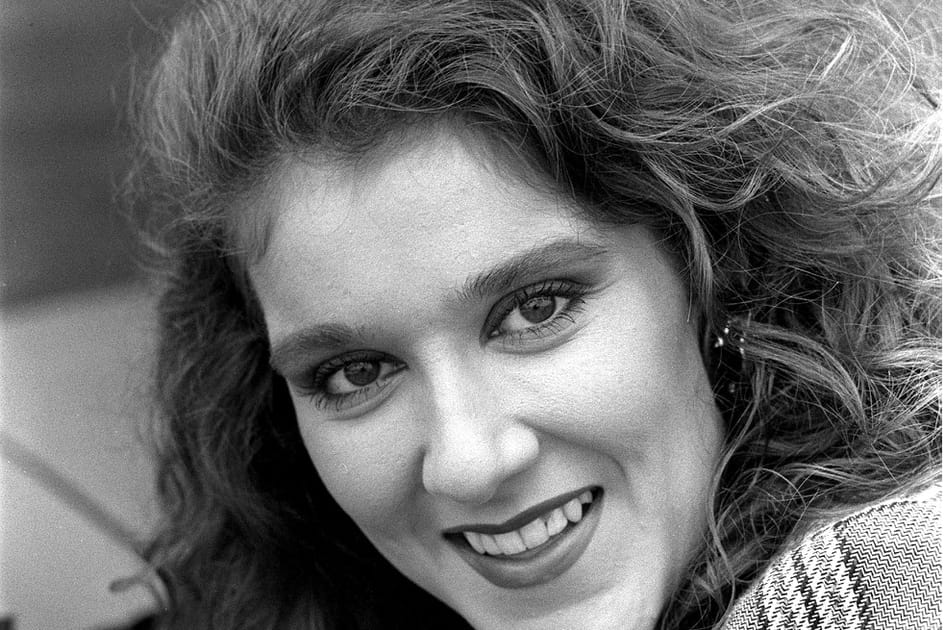 C&eacute;line Dion, simple avec ses boucles des ann&eacute;es 80
