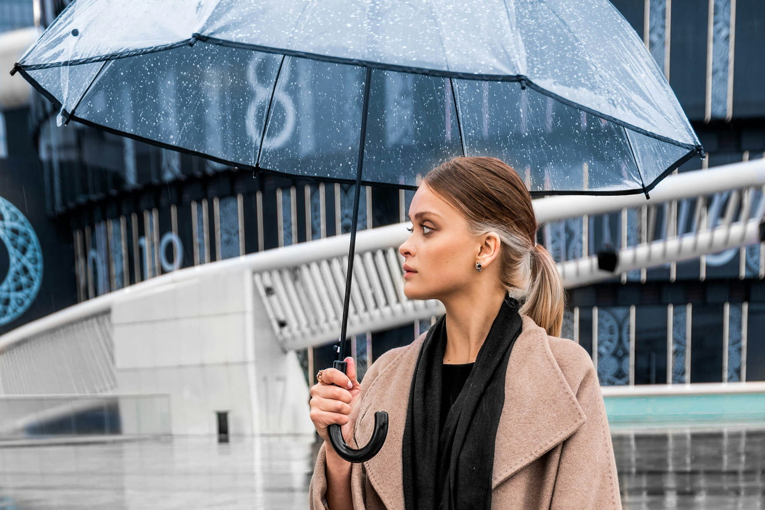 A single gust of wind can bend an umbrella, unless it has this detail that makes it both strong and stylish