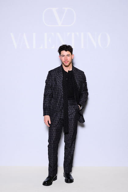 Nick Jonas en blazer &agrave; imprim&eacute; g&eacute;om&eacute;trique et pantalon assorti au d&eacute;fil&eacute; Valentino