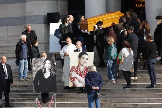 Sortie du cercueil aux obs&egrave;ques d'Emilie Dequenne &agrave; Paris