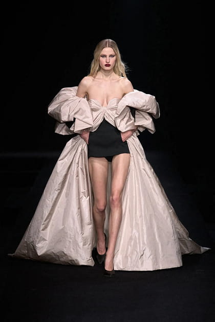 Silhouette Valentino en minijupe noire et bustier XXL beige à traîne