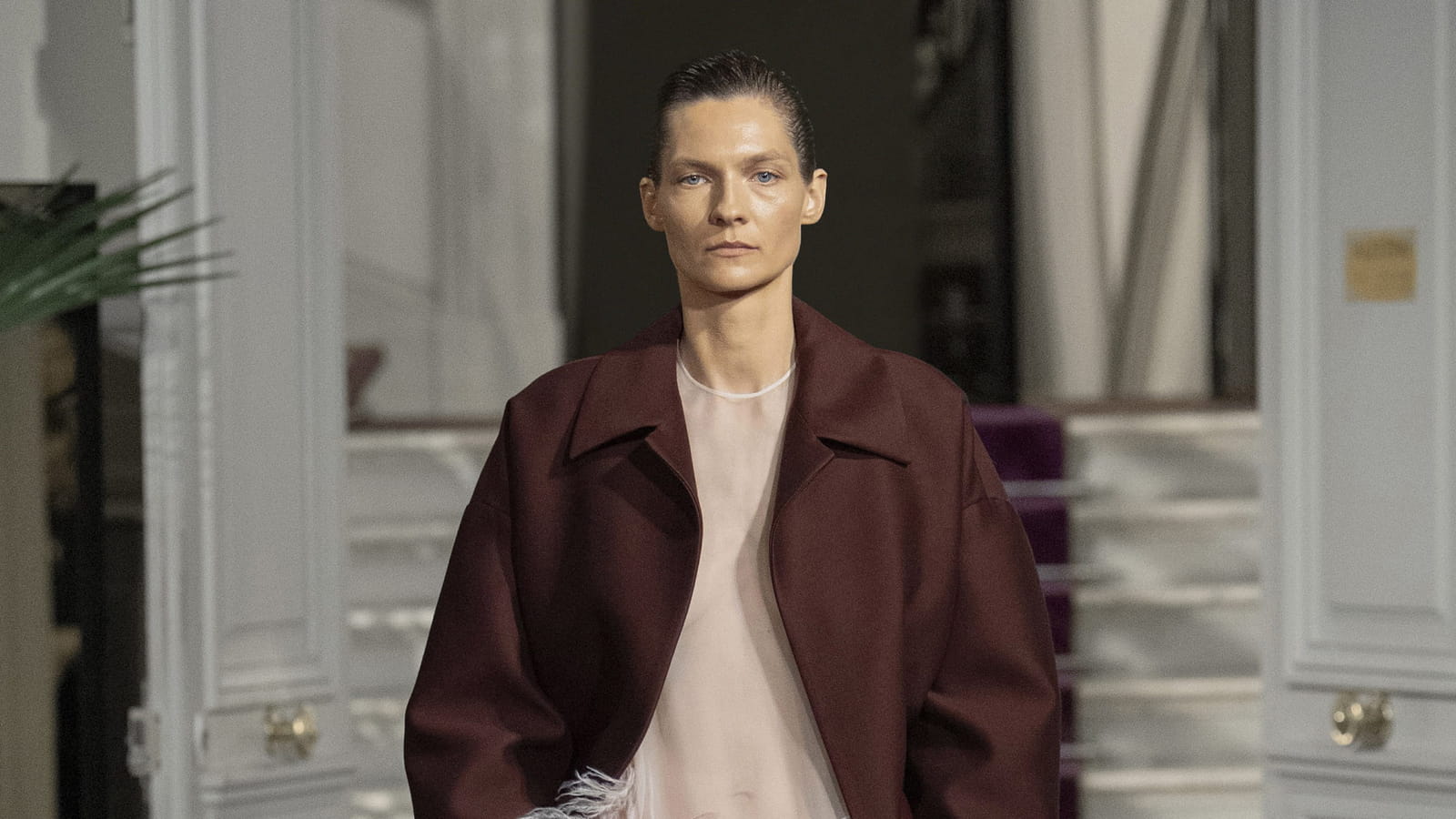 Look 1 du défilé Valentino