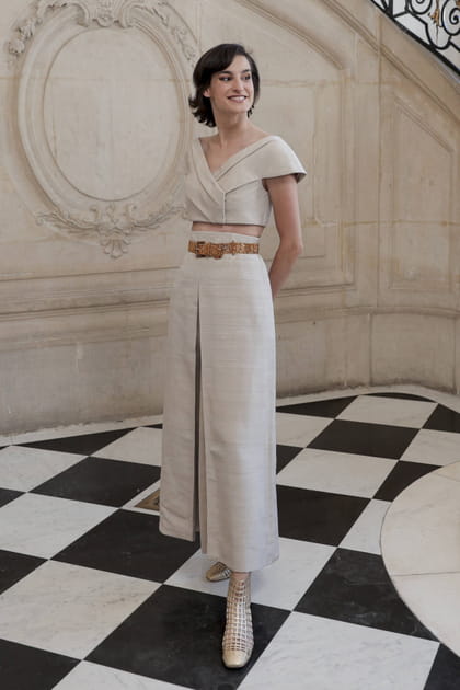 Nine d'Urso en ensemble beige