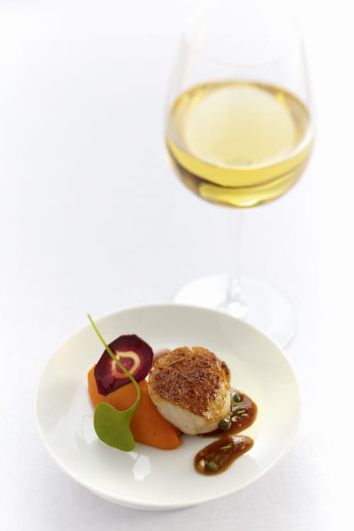 Noix de Saint-Jacques rôtie aux épices Tandoori, mousseline de carottes, réduction de cébette à la coriandre fraîche