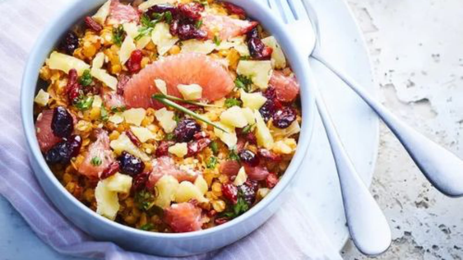 Salade de lentilles corail au pamplemousse et copeaux de Sbrinz AOP