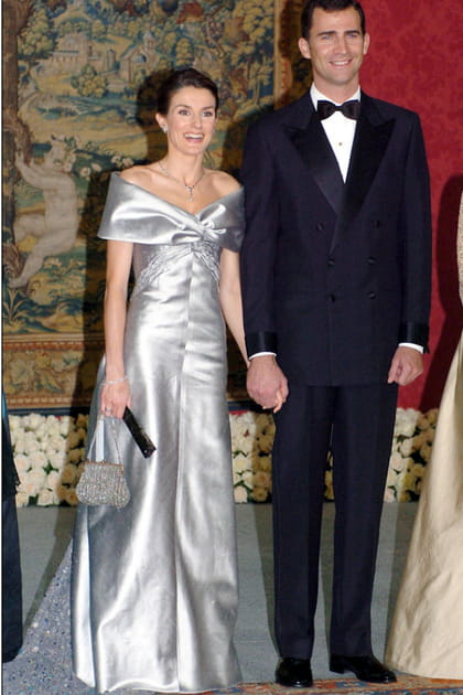 Letizia d'Espagne en robe argent&eacute;e &agrave; d&eacute;collet&eacute; &eacute;paules