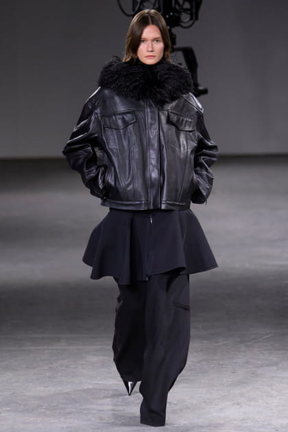 Veste en cuir, robe &agrave; godets et pantalon noir aper&ccedil;us sur le d&eacute;fil&eacute; David Koma