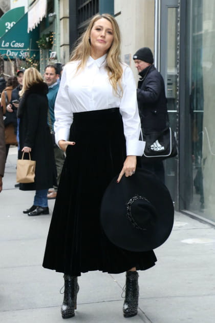 Blake Lively en tenue black and white