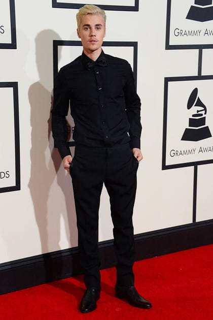 Justin Bieber en costard noir