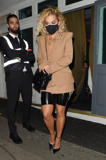 Rita Ora en cycliste en cuir