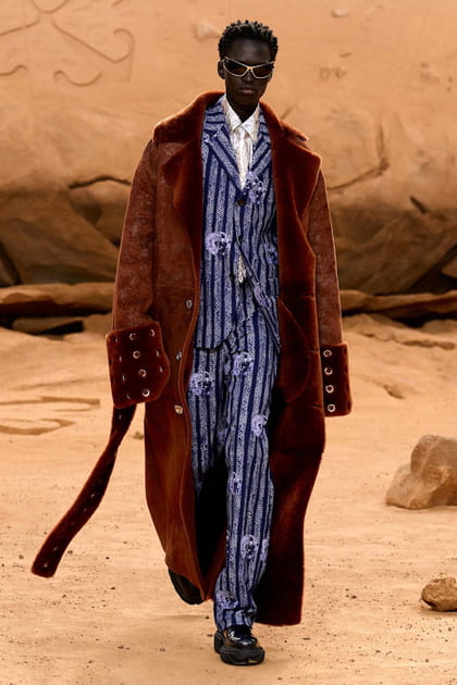 Manteau en peau retourn&eacute;e et costume bleu &agrave; rayures aper&ccedil;us sur le d&eacute;fil&eacute; Off-White