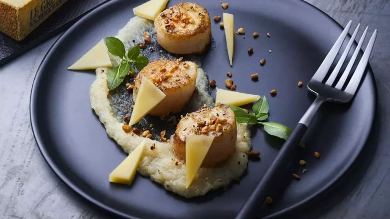 Saint-Jacques snackées, purée de céleri et dés de Gruyère AOP suisse