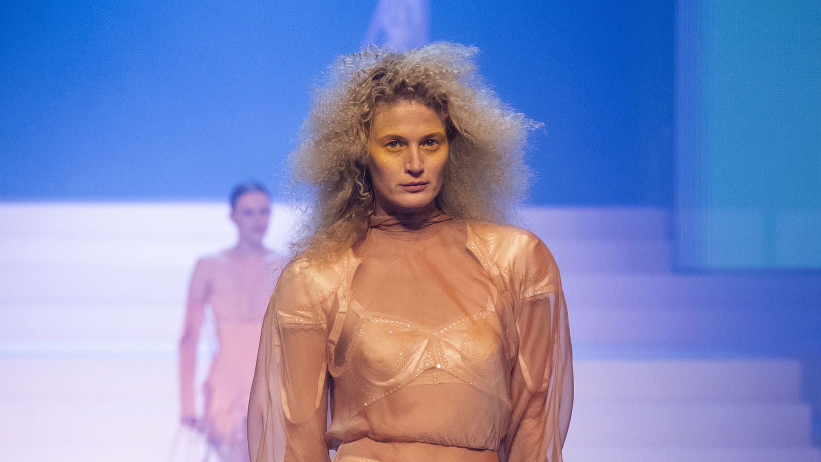 Look 16