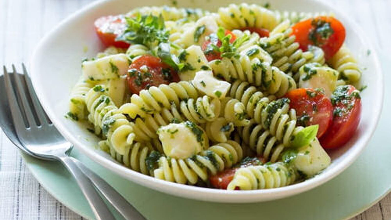 Salade de pâtes au reblochon et au pesto