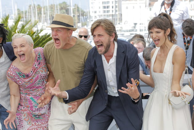 Vicki Berlin, Woody Harrelson, Ruben Ostlund et Charlbi Dean Kriek au photocall de "Triangle Of Sadness", le 22&nbsp;mai
