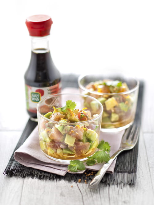 Verrines de tartare de thon et avocat à la sauce soja, graines de sésame et zestes d’orange râpés