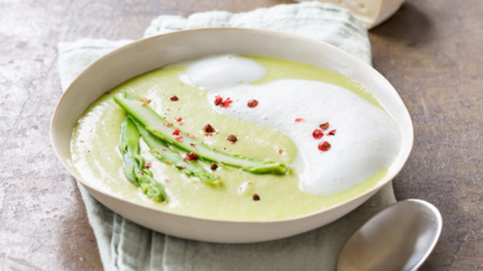 Velouté d'asperges et mousse au reblochon