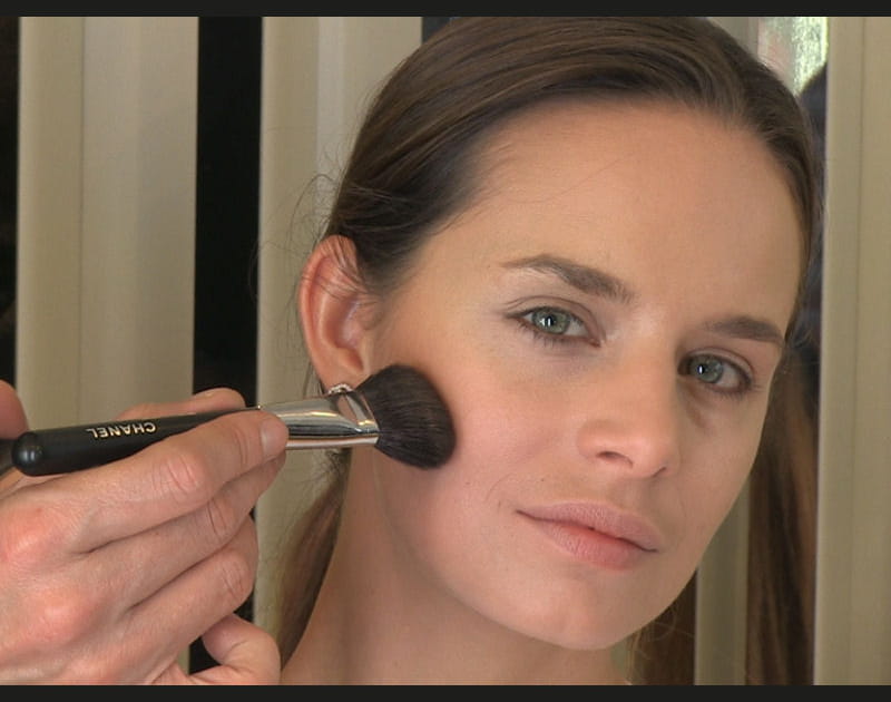 Du fard beige pour sculpter le visage
