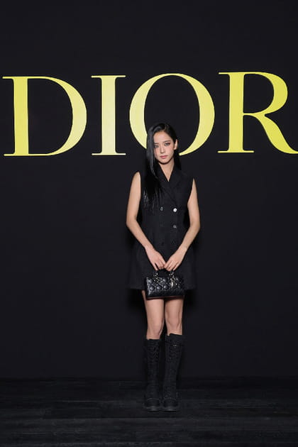 Jisoo en robe noire au défilé Dior printemps-été 2024