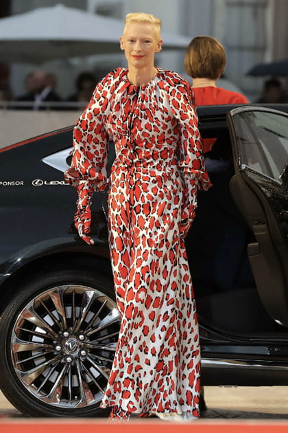 Tilda Swinton en robe l&eacute;opard rouge