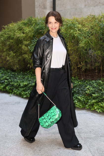 Juliette Binoche en manteau long de cuir et sac à main vert