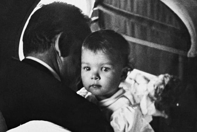 Dans les bras de son père, janvier 1959