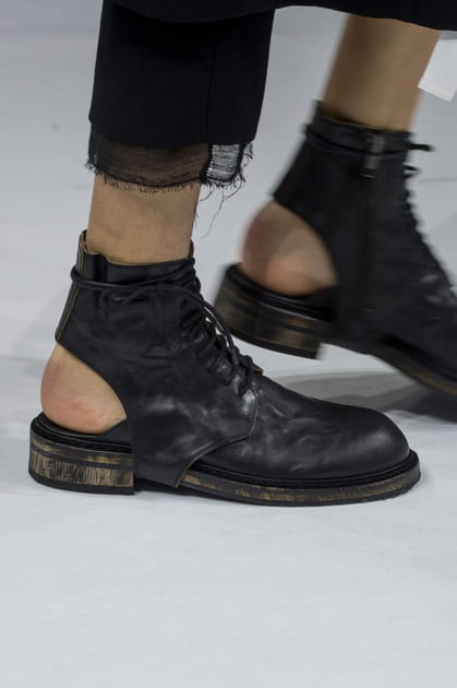 Les botillons plats &agrave; talon ouvert du d&eacute;fil&eacute; Ann Demeulemeester