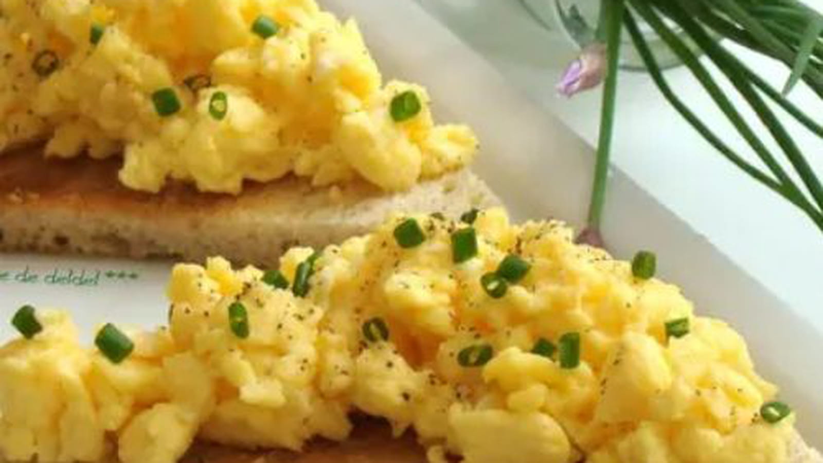 Tartines d'oeufs brouillés