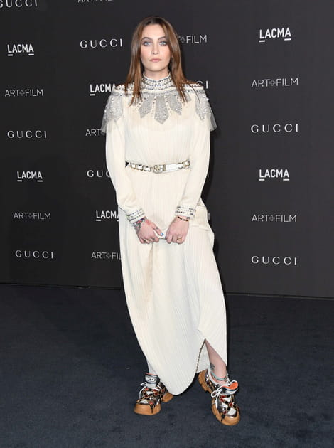 Paris Jackson&nbsp;: baskets sur tapis noir