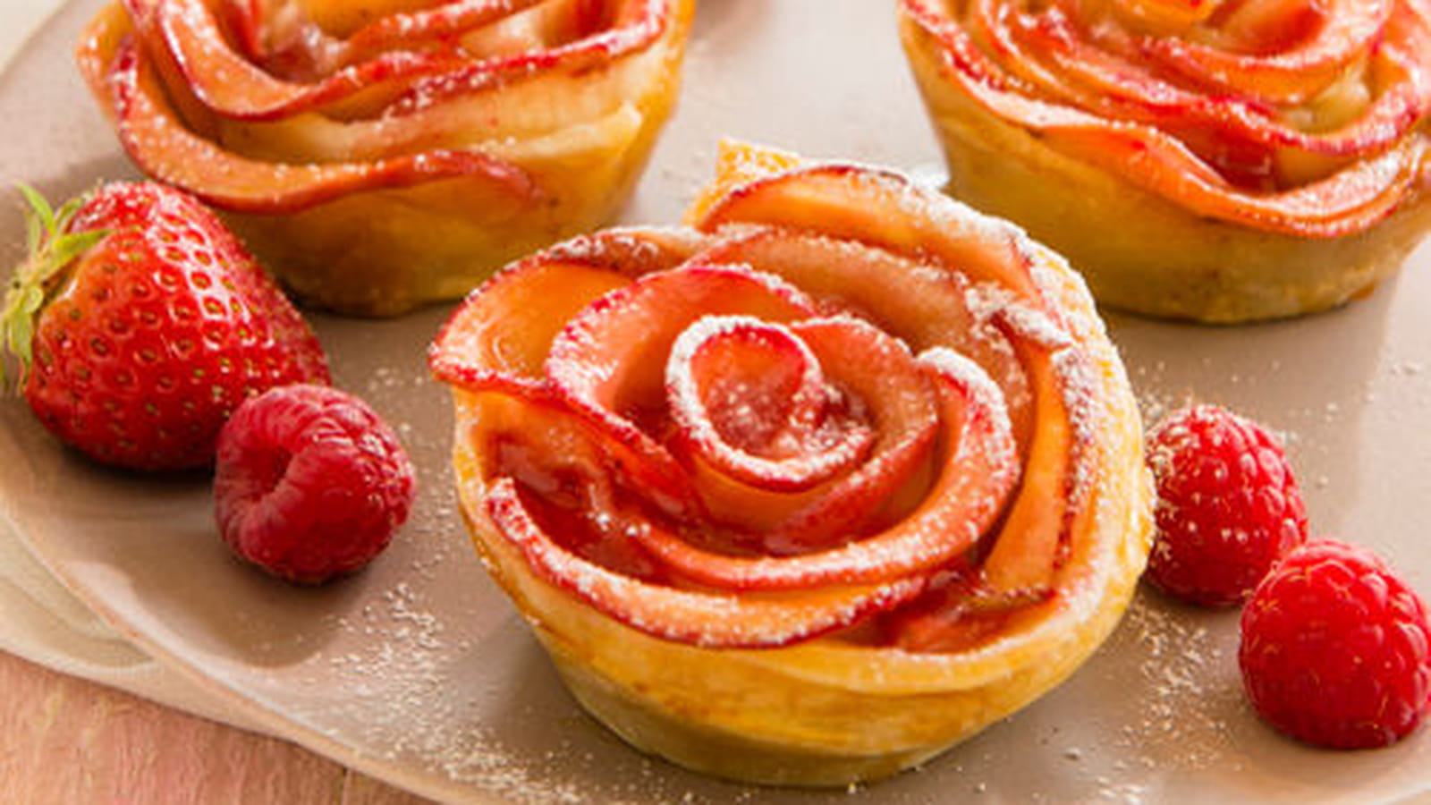 Tartelettes aux pétales de pommes et confiture de fraises-framboises