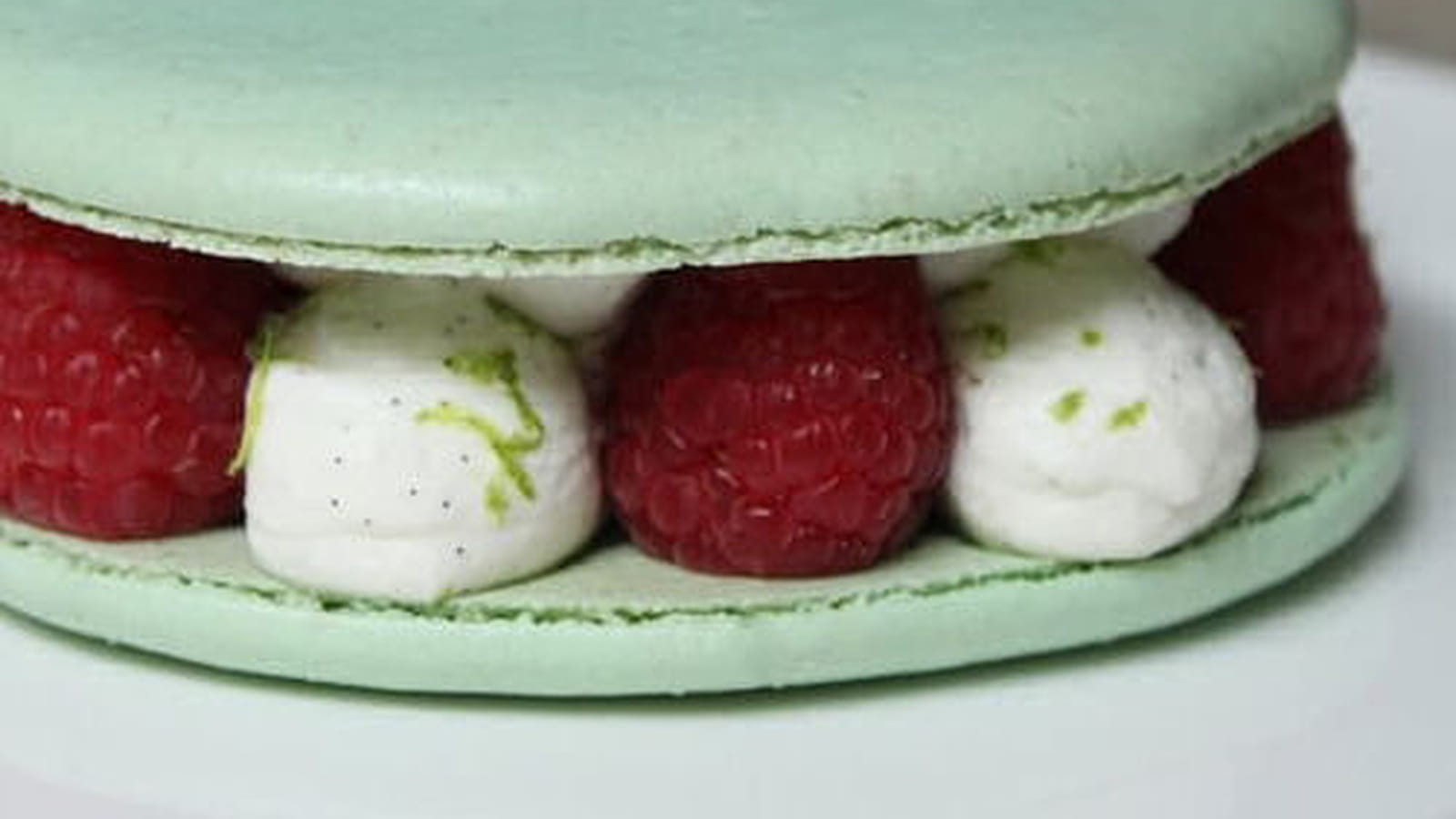 Macaron aux fruits rouges et chantilly à la vanille