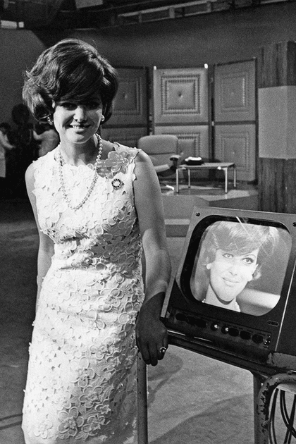 Claudia Cardinale en robe brod&eacute;e