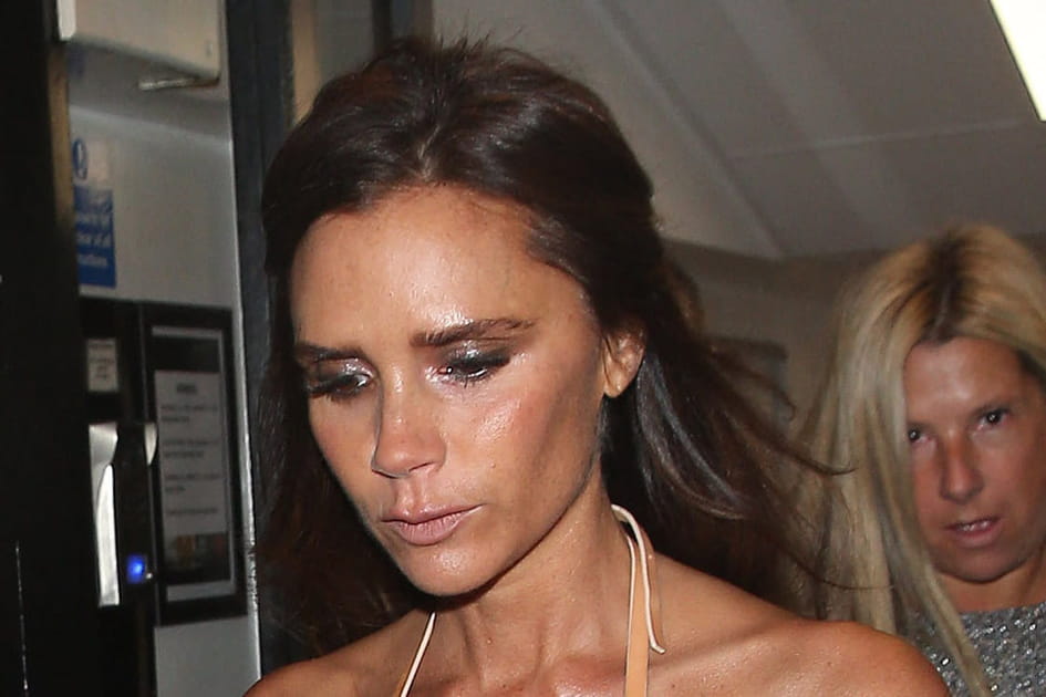 Victoria Beckham, impertinente avec sa demi-queue de cheval en mouvement
