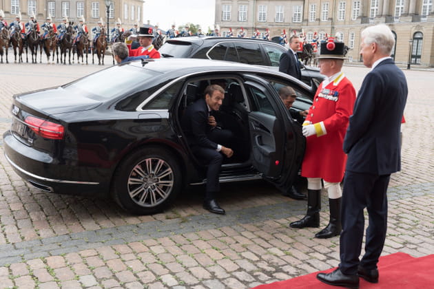 Le pr&eacute;sident Macron arrive au palais royal